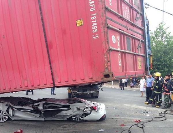 in'in dousundaki Shandong eyaletine bal Qingdaa kentinde zerine konteyner den bir otomobilin iinde bulunan iki kii adeta preslenmi gibi dmdz olan aracn iinden mucize eseri sa kmay baard.