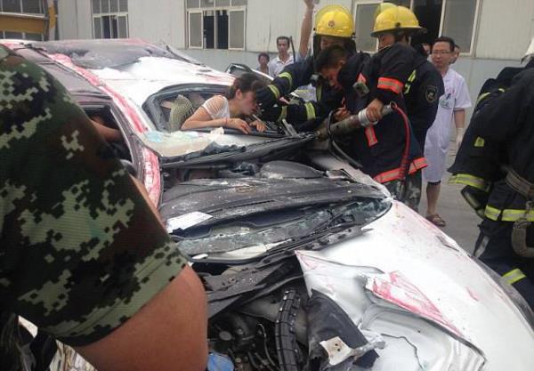Olay yerine gelen kurtarma ekipleri otomobilden ceset karmay beklerken, gelen iniltiler zerine yaplan kurtarma almas sonucu bir kadn sadece birka syrkla yass hale gelmi olan aratan karld.