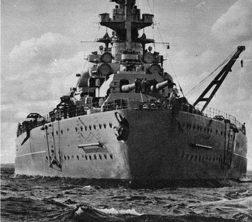 Bismarck Kullanld dnem: 1936-1940 Bismarck, II. Dnya Sava'nda grev yapm Alman Deniz Kuvvetleri zrhllarndan biri. smini Almanya mparatorluu'nun 'Demir anslye'si Otto von Bismarck'tan almtr. I. Dnya Sava sonucunda imzalanan Versay Antlamas erevesinde Almanya'nn 35.000 tondan byk sava gemisi yapmasna izin yoktu fakat ynetime geen Nazi Partisi iktidar anlamalara uymayarak Birleik Krallk ile denizlerdeki fark kapatmak iin bu sava gemisini yapt. Bismarck, Atlas Okyanusu'ndaki ilk grevine kt srada onun Atlas Okyanusu'na kn engellemek isteyen Kraliyet Donanmas ile Danimarka Boaz'nda atmaya girmi ve sadece 5 atta Kraliyet Donanmas bayrak gemisi HMS Hood'u boazn serin sularnn dibine gndermitir. Yapmna 16 Kasm 1935'te Blohm & Voss ile yaplan kontratla balanlan Bismarck'n, 14 ubat 1939'da gvdesi denize indirilerek ekipmanlarnn yapmna devam edilmitir. Testleri baaryla tamamlandktan sonra Rheinbung Harekt dahilinde, Amerika Birleik Devletleri ile ngiltere arasndaki Atlantik'teki trafii kesmek zere Atlas Okyanusu'na almasna ve ona elik etmesi iin ar kruvazr Prinz Eugen'in yannda bulunmasna karar verilmitir.