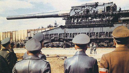 Schwerer Gustav Kullanld dnem: 1941?45 Almanlar tarafndan Dora olarak da adlandrlan Schwerer Gustav, 800 mm apta namluya sahipti. Bu apta bir namlu sava alannda ilk ve tek olarak kinci Dnya Sava'nda kullanlmtr. 1930 ylnda Krupp tarafndan gelitirilen bu top, geni alana sahip istihkam mevzilerini yok etmek iin tasarlanmtr. 1350 ton civarnda arla sahipti ve 700 kg'lk topu 48 km uzaklktaki hedefe gnderebiliyordu. Bu kadar ar bir nesneyi hibir motorlu ara hareket ettiremeyecei iin, demir yolu zerinde yrtlyordu.