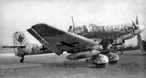 Stuka Ju 87 Kullanld dnem: 1936-1945 Junkers Ju 87 ya da dier adyla Stuka (Sturzkampfflugzeug), Junkers firmas tarafndan retilen ve II. Dnya Sava'nda Alman Hava Kuvvetleri tarafndan kullanlan hafif bombardman uadr. Balca zellikleri mart eklindeki yukar kalkk kanatlar, sabit ini takmlar ve dal yaparken dmanlar korkutan ddkleridir (dinlemek iin tklayn). Almanlarn, Yldrm Sava (Blitzkrieg) taktiini terk ettii 1943 ylna kadar etkin olarak kullanlmtr. 1936-1944 arasnda 6.000'den fazla Stuka retilmitir