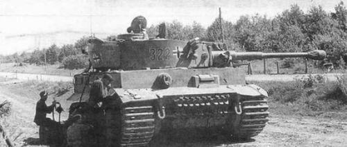 Panzerkampfwagen VI ( Tiger ) Kullanld dnem: 1942-1945 Panzerkampfwagen VI , Alman yapm ar tanktr. Ad Ferdinand Porsche tarafndan konulmutur. Zamanndaki en iyi tanklardan biriydi. ok salam zrha ve iyi bir topa sahip olduu iin dmanlarn korkulu ryasyd (zellikle Bat cephesinde). Dou cephesindeki zamannn ilerisindeki T-34 ve KV-1/2,3 tanklarna karlk gelitirilmitir. Yer ve hava hedeflerine kar etkisini kantlam olan 88mm'lik silahn anti tank mermileri kullanan modeli monte edilmitir. Savan sonlarna doru bir Tiger tankna 20 tane M4 Sherman tanknn saldrd grlmtr. Tiger'larn kayp vermesinin sebebi dmanlar deil karmak mekanik yapsyd. Bu yzden ou Tiger tank onarlamaz halde bozulduu iin mrettebat tarafndan terk edilmi halde bulunmutur.