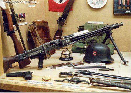 MG42 Kullanld dnem: 1942 ? Gnmz Maschinengewehr (Makineli Tfek), Alman yapm makineli tfek. 1942 ylnda retilmitir. ou sava tarihisine gre en iyi tfek tasarmlarndan biridir. 7,92mm'lik mermi kullanr. At hz bakmndan hafif bir makineli tfein ulaabilecei en yksek (1200/dak veya 1800/dak) hza ulamtr. Gvenilirlik, salamlk isabetlilik ve kulanm kolaylnn bir arada bulunduu nadir silahlardandr. Sava srasnda 400.000'den fazla MG42 retilmitir. Dman askerleri ona Hitler'in Testeresi adn takmtr. Bugnk M60'lar bu tfek rnek alnarak yaplmtr. Tfek paslanmaz elikten yaplmtr. Su, amur ve topraktan etkilenmez.