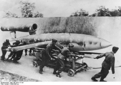 V-1 Kullanld dnem: 1944?1945 V-1 fzesi, Uan Bomba olarak da bilinen, II. Dnya Sava srasnda Almanya tarafndan gelitirilen, pulsejet motorlu pilotsuz bomba uak. Seyir fzelerinin (cruise missile) atasdr. Yaklak 30.000 adet V-1 retilmi, 13 Haziran 1944 - 29 Mart 1945 arasnda ngiltere'ye, zellikle Londra'ya 10.000 civarnda V-1 atlmtr. Bu fzelerin 2,419'u Londra'ya ulam, 6,184 kii ldrm ve 17,981 kii yaralamtr. Belika'ya da yaklak ayn sayda fze gnderilmitir.