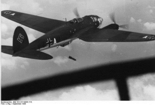 Heinkel He 111 Kullanld dnem: 1935-1958 Heinkel He 111 II. Dnya Sava bombardman uadr. 1942'lere kadar Alman Hava Kuvvetleri'nin birincil bombardman ua olmutur. Ernst Heinkel (Ernst Haynkel) tarafndan tasarlanmtr. zellikle Britanya Sava srasnda en ok retilen ve kullanlan bombardman uadr. Sava sresince pek ok farkl versiyonu retilmi, gvde yaps, motor seenekleri, hava savunmas gvdenin eitli blmlerine yerletirilen ar makinal tfeklerin konumlar deitirilmitir.