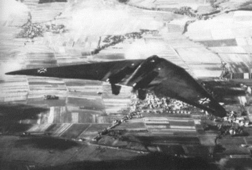 Horten Ho-IX Kullanld dnem 1941-1945 Horten Ho-IX II. Dnya Sava sonuna doru Almanya tarafndan gelitirilmi prototip uan kanat uak. Avc-bombardman ua olarak tasarlanmtr. Luftwaffe efi ReichsmarschallHermann Gring'in favori uadr. Gring'in nl performans beklentilerini karlayabilen tek uaktr.