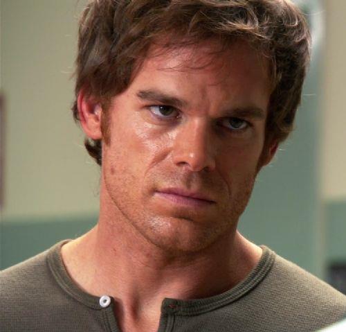 Dexter Morgan Michael Hall 'Dizi Dexter' kz kardei fark ettii zaman bitmeliydi. Debra Dexter' ldrmeliydi' diyor. Bir yerde hakl da. saysz fann sraryla dizi ok srklemi olsa da Dexter yaptklarn saklama becerisini i buhranlarna kar yapt savala birlikte ok gzel yrtt diyebiliriz. Final hayal krklyd diyenler dizinin bu zamana kadarki halini unutmu gibiler. Her efsane doru dzgn bitecek diye bir kaide yok. Bkz. The Sopranos 'Ik karanlk olmadan olmaz. kisinin de amac vardr. Ve eer karanlmn bir amac varsa, belki bu dnyaya biraz denge getirmektir.'