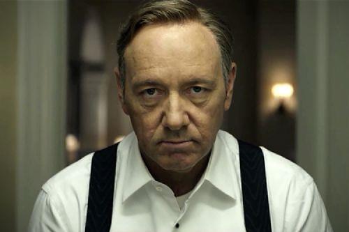 Francis Underwood Hepimiz onu akl oyunlaryla, ikna kabiliyetiyle ve ihanetlerinin kvraklyla tandk. Siyasette her yol mbah tezinin televizyondaki en net kantdr Francis Underwood. Bir de karakter Kevin Spacey'ye emanet edilince tadndan yenmez oluyor. Bazen kfrediyoruz, bazen barmza basyoruz. Spoiler olmasn ama bazen namussuz dedirtecek hareketleri oluyor. Yine de hibirimizin Francis'i karmza alabilecek makat olmadn iten ie biliyoruz. 'u andan itibaren kayasn. zmsemeyeceksin, konumayacaksn ve seni hibir ey kramayacak.'