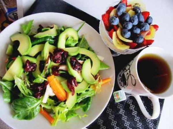 Bayram sofralarnda tm yemek eitlerinden attrmak yerine, kendinize kk bir tabak sein ve salkl olanlardan az miktarlarda alarak tabanz hazrlayn.