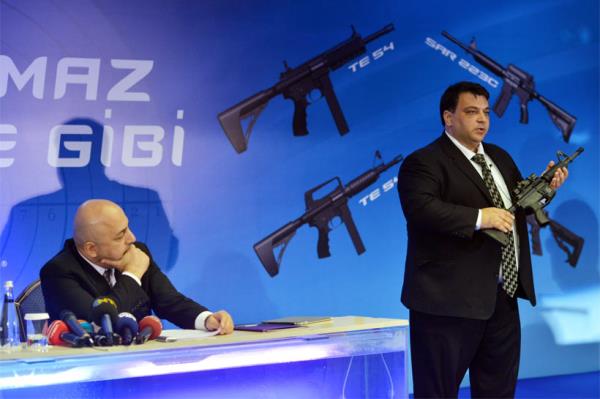 Ali�, �u anda TSK'n�n kulland��� piyade t�fekleri ile SAR 223'�n fark�na y�nelik soru �zerine, arada her a��dan �ok b�y�k fark oldu�unu, TSK'n�n kulland��� piyade t�feklerinden G-3'�n �retiminin durduruldu�unu, son y�llarda �retilen piyade t�feklerinin SAR 223'e benzedi�ini dile getirdi.