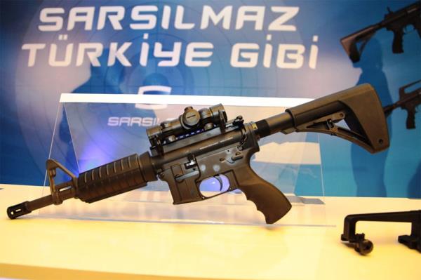 G�vde yap�lar�, kullan�m �zellikleri, aksesuar kullan�m� ve e�itim a��s�ndan piyade t�fe�ine benzeyen TE 54, 9x19 mm, yak�n muharebede kullan�lacak, hafif, etkili, at�m h�z� y�ksek ve kolay kullan�labilir bir makineli tabanca olarak tasarland�. Klasik �al��ma y�ntemlerinin en g�veniliri olan "ani geri tepme" (blow back) prensibiyle �al��an makineli tabanca, SAR 223 piyade t�fe�inin temel yap�sal �zelliklerini ta��yor.