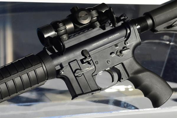 TE 54 ve SAR 109 adl� 2 modeli bulunan makineli tabancan�n mod�ler g�vde yap�s� her t�rl� aksesuar�n kolayca tak�larak kullan�lmas�n� sa�larken, NATO standartlar�na g�re tasarlanm�� Picatinny ray i�eren g�vde �zerine standart monte tertibat�na sahip her t�rl� aksesuar ilave aparata ihtiya� duyulmadan h�zla monte edilebiliyor, bu mod�ler yap� da bug�ne kadar en �ok �retilip sat�lm�� olan MP 5 makineli tabancaya g�re �ok �nemli bir �st�nl�k sa�l�yor.