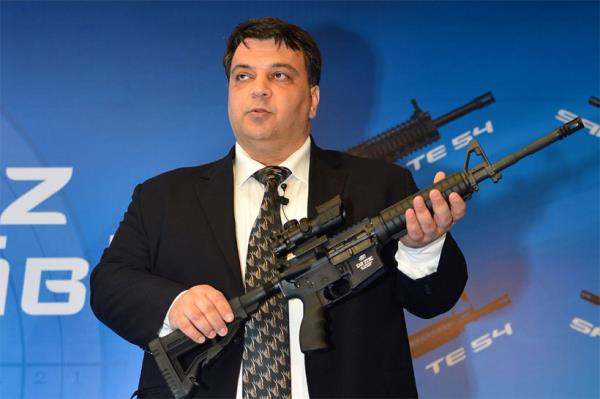 Ali�, silah talep eden b�t�n �lke ve kurumlara nas�l silah istediklerini sorduklar�n� ve �retim safhas�nda buna dikkat ettiklerini bildirdi. "Herhangi bir ordu ya da emniyet te�kilat�yla anla��ld� m�?" sorusuna kar��l�k Ali�, "Kesinlikle anla��ld� ama �u anda ismini zikretmem yanl�� olur. Hatta �ok yak�nda bir �lkeye, sizler de duyacaks�n�z teknoloji yapacak duruma geldik" ifadelerini kulland�.