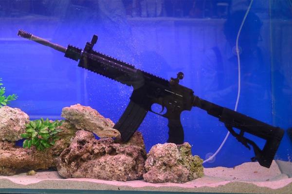 En g�ncel mod�ler silah kavramlar�n� birle�tiren bir versiyon olan SAR 223, ta��ma uzunlu�unu daha da azaltmak i�in geli�tirilmi� uzay�p k�salan dip�i�e sahip. kullan�c�ya lazer noktalay�c� ve fla� ���klardan, uzay�p k�salan ni�angahlara ve g�nd�z/gece g�r�� cihazlar�na kadar bir�ok aksesuar takabilme imkan� sunan g�vdeye entegre Picatinny raylar ile bir piyade t�fe�i olarak, 40 mm bomba atar dahil olmak �zere muhtelif sava� aksesuarlar�yla donat�labiliyor, suda �al��abiliyor.