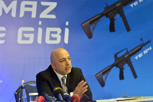 Silahlar�n yurt d���ndaki emsallerine g�re maliyeti ve sat�� fiyat�na ili�kin soruya kar��l�k da Ali�, d�nya genelinde bulunduklar� 72 �lkenin pazar kriterlerine g�re fiyatlar�n� belirlediklerini, d�nya piyasas�nda fiyat olarak avantajl� olduklar�n�, fazlas�yla rekabet�i fiyatlara sahip bulunduklar�n�, �r�n�n kaliteli, fiyat�n da rekabet edici olmas� nedeniyle �ok h�zl� bir �ekilde tabancadan daha fazla SAR 223 satacaklar�n� anlatt�.