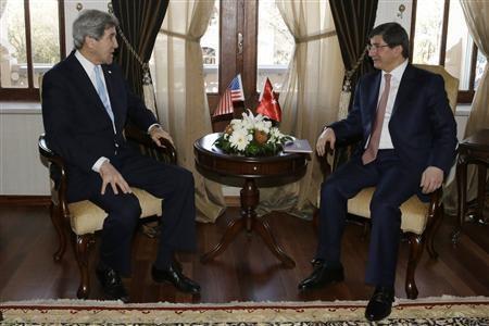 Davutolu, getiimiz yl Ankara'ya resmi ziyaret gerekletiren Kerry'yi arlamt. Basna bu fotoraf yansmt