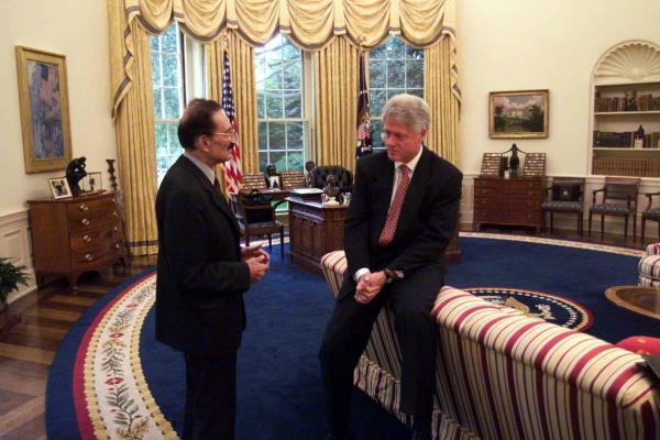 1999 ylnda dnemin Babakan Blent Ecevit ile dnemin ABD Bakan Bill Clinton'n Oval Ofis'te ekilen bu fotoraf da olay yaratmt.