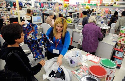 Bir ey almak iin gelmisiniz gibi her hareketinizi izleyen sat elemanlar.