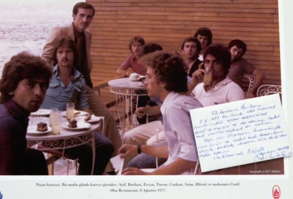 Nian Hatras. Bu mutlu gnde kareye girenler: Arif, Burhan, Ercan, Turan, Cokun, Saim, Hsn ve malzemeci Latif.