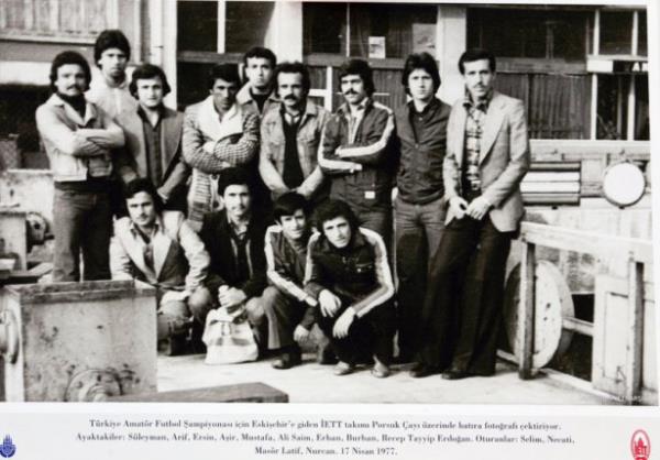 Trkiye Amatr Futbol ampiyonas iin Eskiehir'e giden ETT takm Porsuk ay zerinde hatra fotoraf ektiriyor.