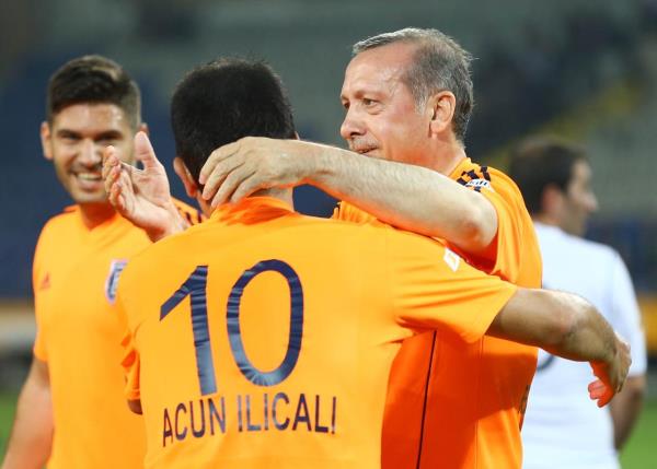 Sol aya ile topu atala asabilen baka bir lider varsa getirin onada reis diyelim:)