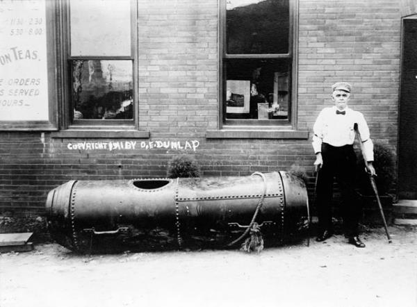 Bobby Leach Niagara elaleri'nden bir f iinde atlayan dnyadaki ikinci kii. Bu atlaytan baka lme meydan okuyan baka giriimleri de bulunuyor. Bu kadar cesur birisinin lm ise olduka ironik. Leach, bir gn bir Yeni Zellanda sokanda yrrken bir portakal kabuuna basnca kayarak dt ve bacan krd. ylesine kt bir krkt ki bacan kesilmesi gerekiyordu. Cesur adam bir sre sonra krkta oluan hastalklar yznden ld.