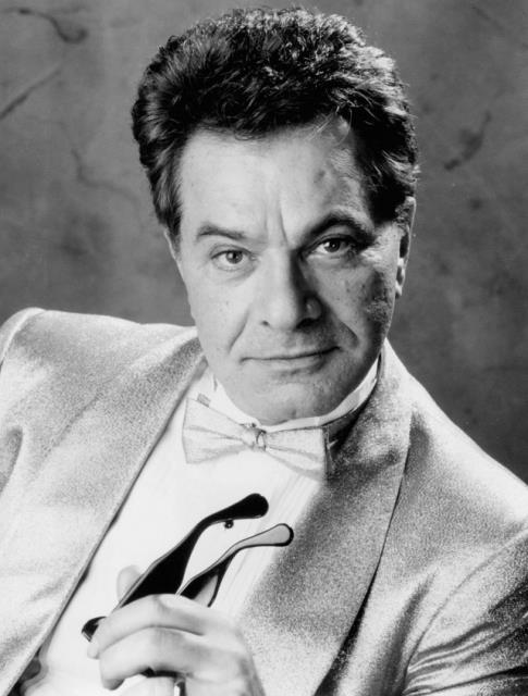 Amerikal komedyen Dick Shawn kahkaha dolu ovu srasnda meslektalarn eletiriyordu. "im iin hibir zaman yerlere kapanmam" derken sahnenin zeminine den Shawn' hayranlar lgnca alklad. Shawn 10 dakika boyunca aralksz sren alklardan sonra kalkmaynca yanna gelen gvenlik grevlileri ldn fark etti.