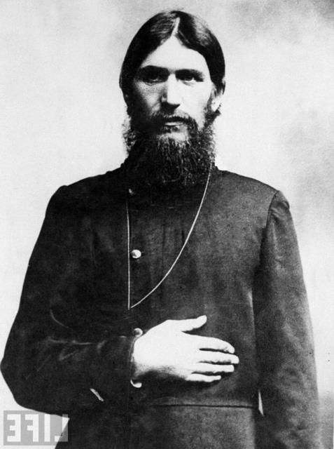 Tasavvuf ehli Rus Grigori Rasputin ilk olarak on kiiyi zehirleyebilecek gteki siyanrden kurtuldu. Onun halen yaadn gren katilleri onu drt kere vurdu. Bu kurunlamadan da canl kan Rasputin'i katilleri elini kolunu balayarak denize att ve ondan kurtuldular.