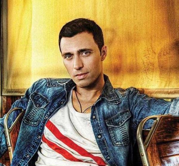 MUSTAFA SANDAL   <br>Bu mbarek bayramda kalplerinizde bar gzlerinizde umut etrafnzda sevgi olsun, ailenizle nice bayramlara</br>