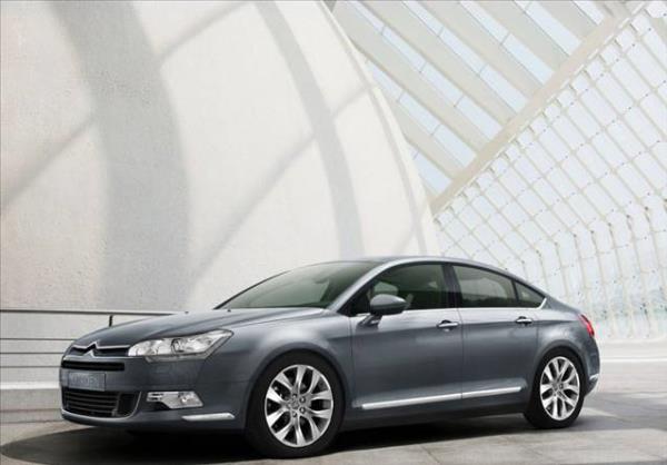 Citroen'in lks severler iin rettii modelinde ise beklenildii gibi dierlerinden daha az bir miktarda indirim sunuluyor. C5 iin yalnzca 700 TL'lik bir indirim mevcut