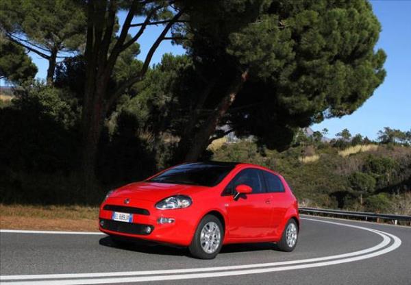 Temmuz ayna zel kolaylk imkan sunan bir dier marka olan Fiat, Punto modeli iin tam 5.250 TL indirimi sayesinde 34.980 TL'den balayan fiyatlarla modelini ok cazip bir hale getiriyor.