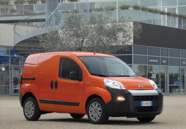 Daha dk peinat demek isteyenler iin Fiat, 40.000TL'lik 48 aya kadar %0.85 faizli kredi imkan sunuyor. Bunun yannda nakit almlarda ticari otomobillerde ekstra 2.000TL indirimde cabas. Fiorino'nun fiyat 33.210 TL