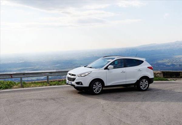 Daha konforlu bir sr ve ehre yukardan bakmak isteyen mterilerini de unutmayan Hyundai, ix35 modelinin otomatik vites seeneinde 3.500 TL'lik bir indirime girdi. Hyundai, ayn zamanda 30.000 TL'ye 30 ay vade ve %0.99 faiz oranlar ile bu konforu daha cazip hale getiriyor.