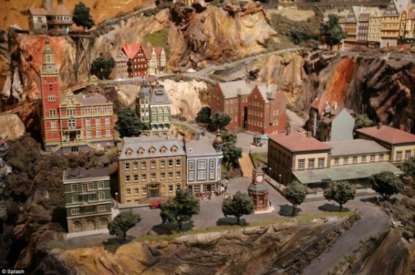 Northlandz hobi olarak balad dnyann en byk maketini yapt.