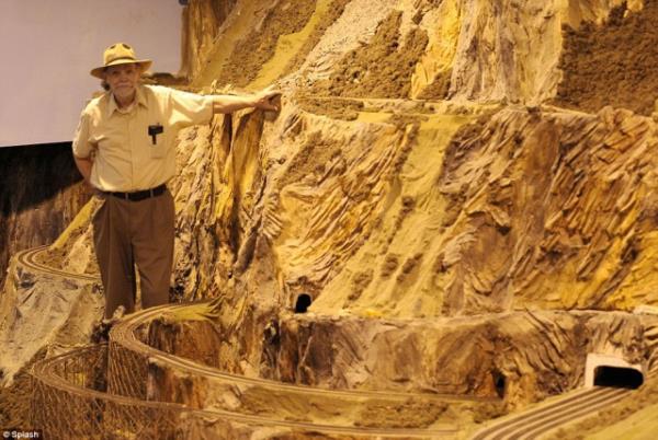 Northlandz hobi olarak balad dnyann en byk maketini yapt.