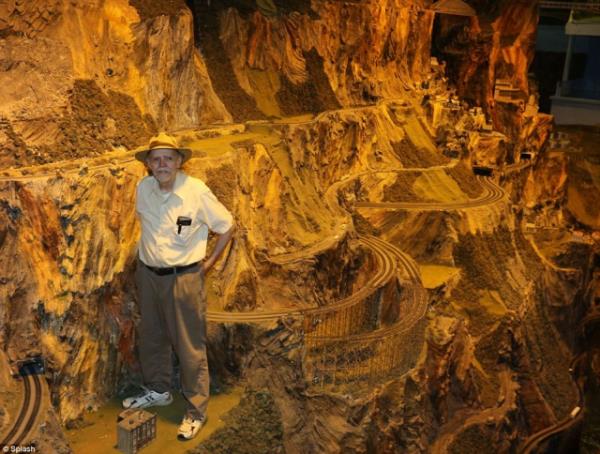 Northlandz hobi olarak balad dnyann en byk maketini yapt.