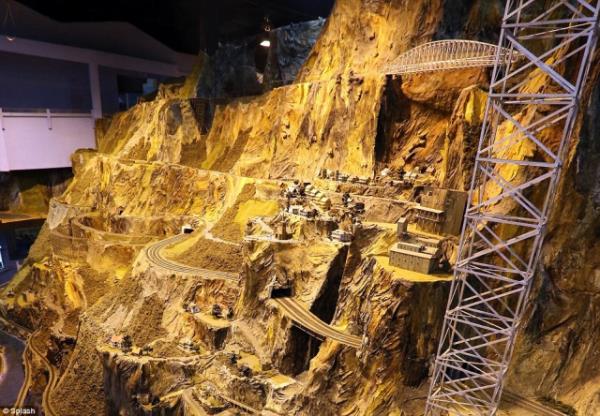 Northlandz hobi olarak balad dnyann en byk maketini yapt.