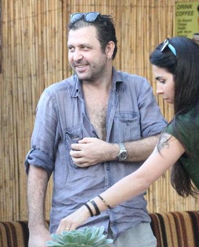 nceki gn bir kafede arkadalaryla buluan ler'in kilo verdii dikkatlerden kamad. Sa elini kullanmaktan kana Nejat ler, bayram sonras stabul'a gelip kontrolden geecei renildi.