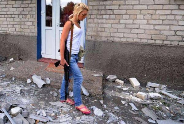 Makineli tfek tayan ve pembe ayakkablar giyen sarn Rus yanls sava internette gnn konusu oldu