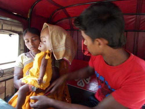  yandaki Roona Begum, geen yl Hindistan, Yeni Delhi'de beynindeki su toplanmasndan kaynaklanan byklk nedeniyle hastaneye kaldrlmt.