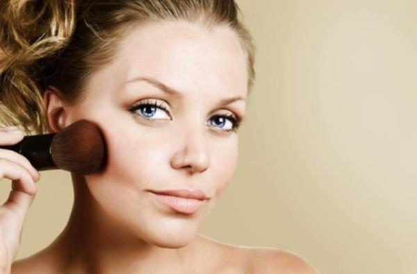 <br>Nasl dzeltilir?</br>  Birinci basamak: Ufak bir pamuu yuvarlayarak kullanacanz rne hafife batrn. Fazla yaymadan elmack kemiklerinize srn. Rengin her yere yaylmasn engelleyin.