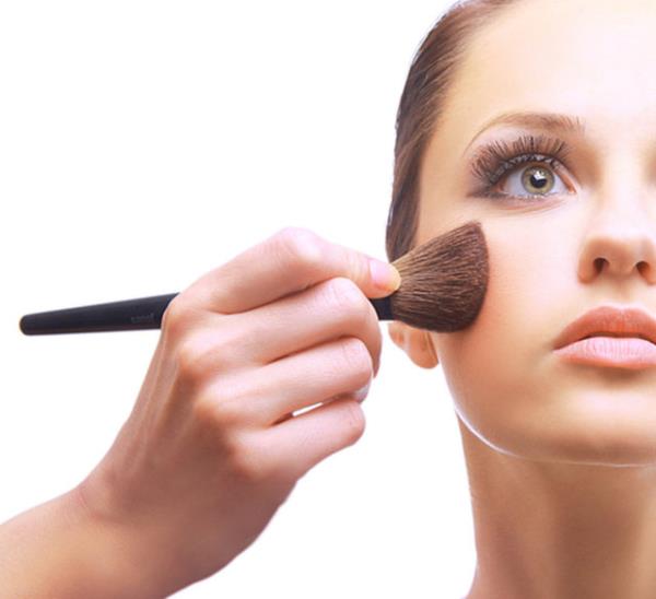 kinci basamak: Eer yanaklarnz hl ok parlaksa daha mat tonlarda baka bir pudrayla rengi dengeleyin. Mat tonlar daha prezantabl gzkmenizi salayacak.