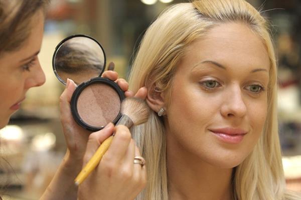 <br>Uzak durun!</br>  Yar saydam pudralar tercih edin. Sktrlm pudralar ciltte daha yapay durur. Gn ierisinde tazelemek gibi bir hata yapmayn.