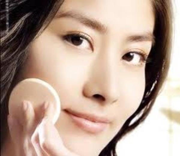 <br>Nasl dzeltilir?</br>  Birinci basamak: Yz nemlendirici spreylerden aln ve suratnza eit miktarda skn. Cildinizin emmesini bekleyin.