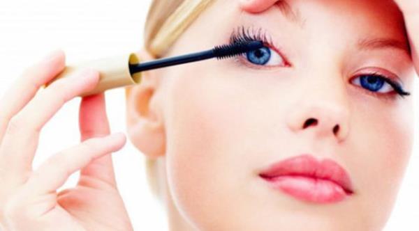 Rimel srmeye st kirpiklerinizden balarsanz, alt tarafa srerken, gz evresine bulatrm olacaksnz.