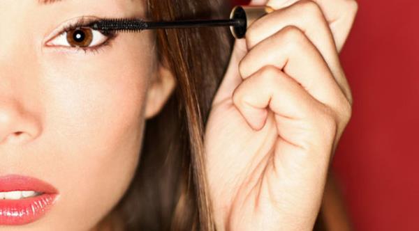 st kirpiklerden balamak: Rimel srerken gz kapaklarnza ve gzaltlarnza gelen noktalar sizi de rahatsz etmiyor mu? Bunu nlemek iin en gzel yntem alt kirpikten balamak.