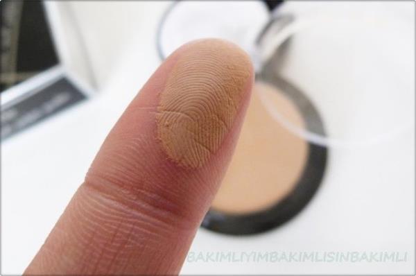 kinci basamak: Eer spreyi ok kullandysanz, bir adet kat havlu aln ve nazike suratnza yaptrn. Fazlal emmesini bekleyin.