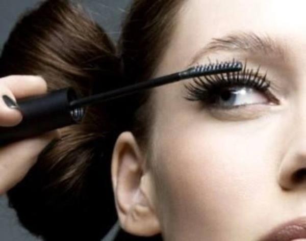 Gzleriniz birbirine daha yakn duruyorsa, ayrk gstermek iin d ksmlara odaklanmalsnz. Farkl yntemler ve rimel trleri de iinize yarayabilir.