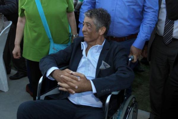 Sanatnn dostlar ac haberi alr almaz hastaneye akn etmeye balad.