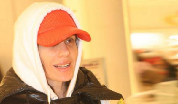 Gzel arkc Glen, nceki gn Etiler'de grntlendi. Tannmamak iin krmz apka takan ve zerine de eofmannn kaponunu geiren Glen, muhabirlerle adeta ke kapmaca oynad.